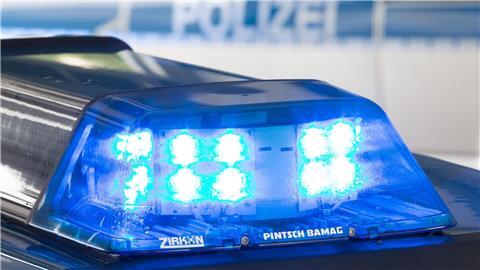 Nach einem Frontalzusammenstoß zweier Autos im Landkreis Emsland ringt eine der Fahrerinnen um ihr Leben. (Symbolbild)