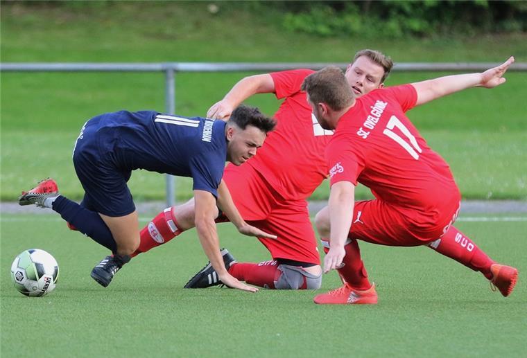 Der 1. FC Nordenham ist eine Wundertüte Nach einem Jahr beim OSC Bremerhaven ist Jan-Luca Hedemann (links) wieder zum 1. FC Nordenham zurückgekehrt – hier im Testspiel gegen den SC Ovelgönne.