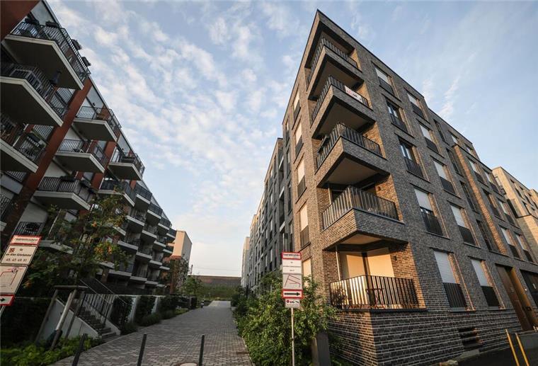 Die Sonne scheint auf die Fassade von neu gebauten Wohnungen in Köln.