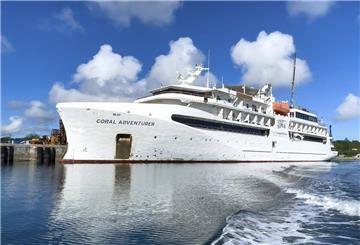 Symbolfoto für Kreuzfahrt vergisst Passagier: Das Kreuzfahrtschiff Coral Adventurer liegt im Hafen.