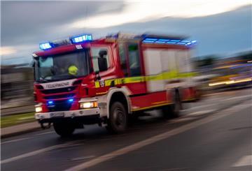 Ein Löschfahrzeug der Feuerwehr fährt mit Blaulicht zu einem Einsatz.