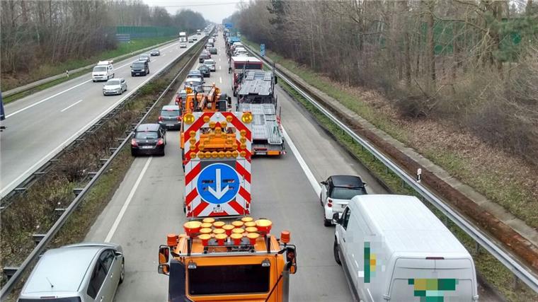 Schwerer Unfall auf A27 bei Bremerhaven: Autobahn zeitweise voll gesperrt Nach einem Lkw-Unfall staut es sich auf der A27.