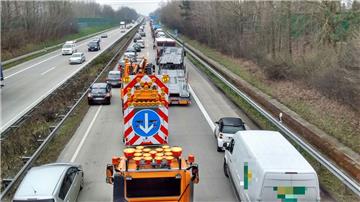 Nach einem Lkw-Unfall staut es sich auf der A27.