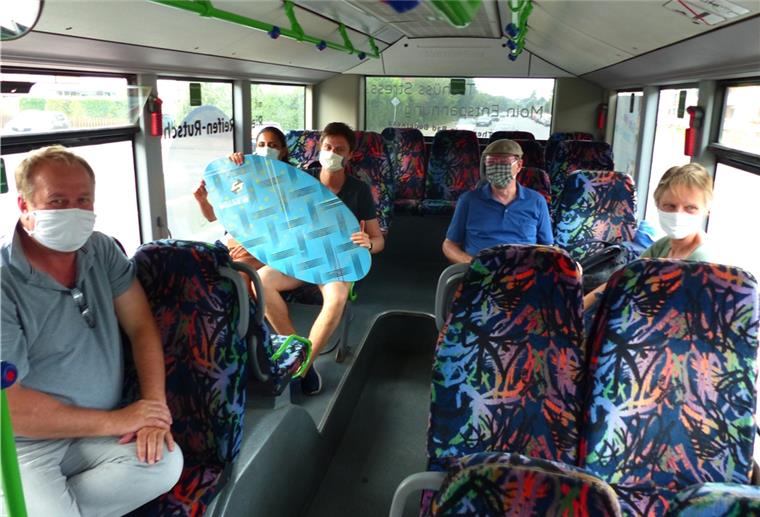 Cuxhaven: Shuttle-Service zum Strand noch ein Geheimtipp Nach einem Nachmittag am Strand Rückfahrt im Shuttle-Bus mit Oberbürgermeister Uwe Santjer (links): Ihm schilderte die Familie aus Delmenhorst (Sohn und Freundin waren extra aus Basel in der Schweiz angereist), was sie besser machen würde, damit der Park+Ride-Parkplatz auch gefunden wird.