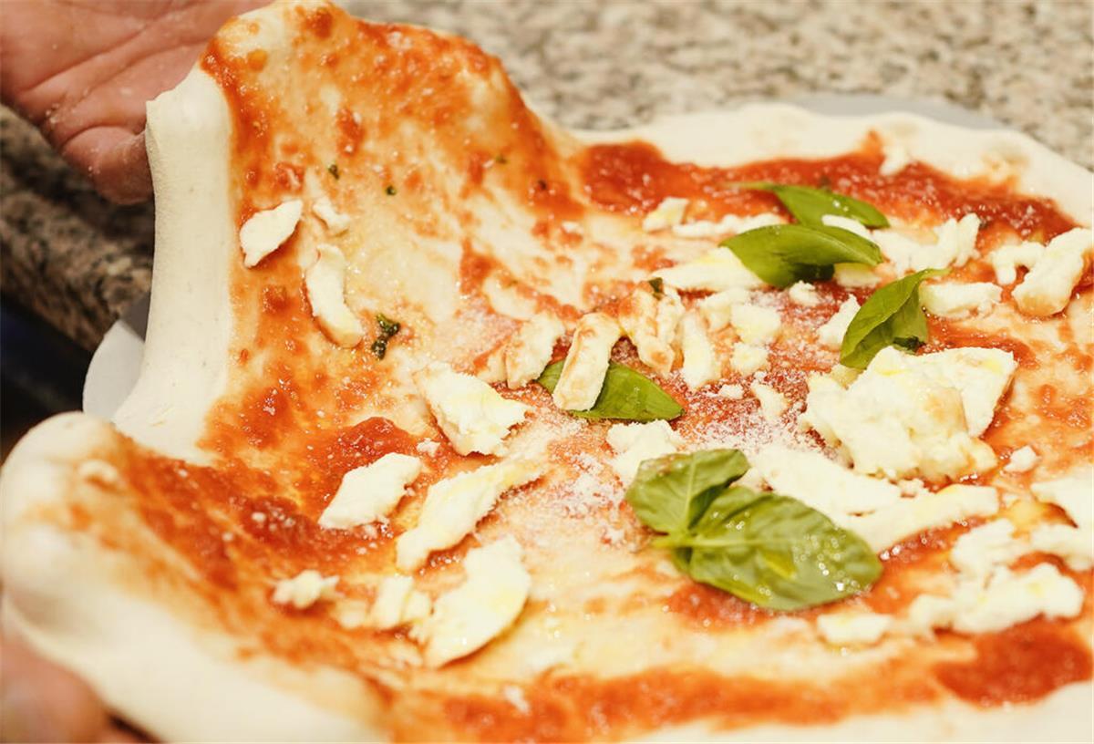 Nach einem Raubüberfall auf einen Pizza-Service in Rotenburg sucht die Polizei nach dem noch unbekannten Täter.