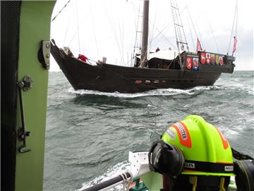Nach einem Ruderschaden konnten die sieben Besatzungsmitglieder der "Ubena von Bremen" das fast 200 Tonnen schwere Holzschiff nicht mehr auf Kurs halten.