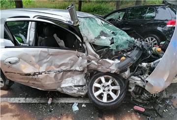 Nach einem schweren Verkehrsunfall zwischen Helvesiek und Hamersen ist die Landesstraße 130 für die nächsten Stunden voll gesperrt.