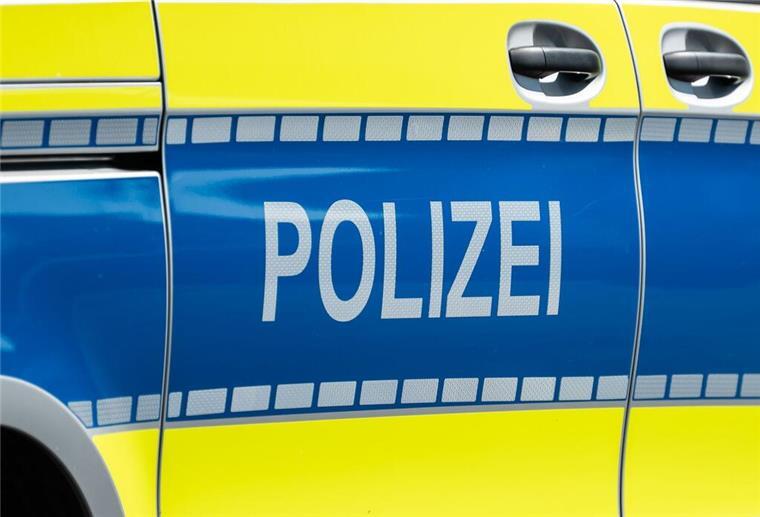Der Schriftzug «POLIZEI» ist auf einem Einsatzfahrzeug zu sehen.