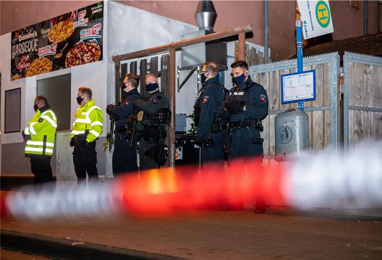 Zwei Messerattacken in Celle Nach einem Tötungsdelikt in Celle hat die Polizei am Montagabend Anwohner gebeten, in ihren Wohnungen zu bleiben.