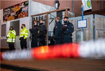 Nach einem Tötungsdelikt in Celle hat die Polizei am Montagabend Anwohner gebeten, in ihren Wohnungen zu bleiben.