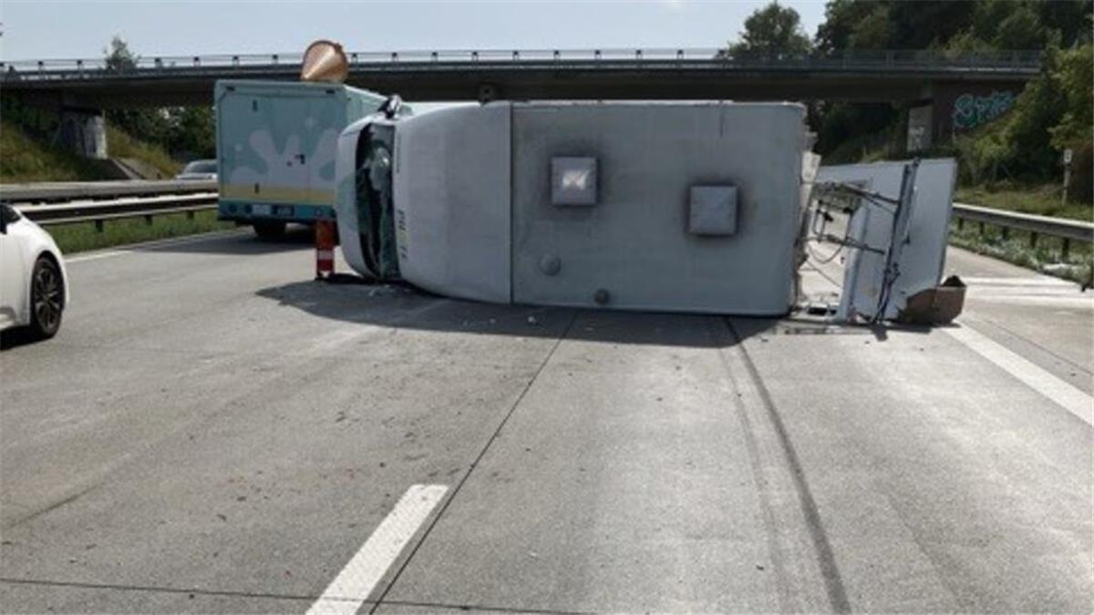 A 1 bei Bockel: Vollsperrung nach schwerem Wohnmobil-Unfall Ein Wohnmobil liegt auf der Autobahn quer zur Fahrbahn.