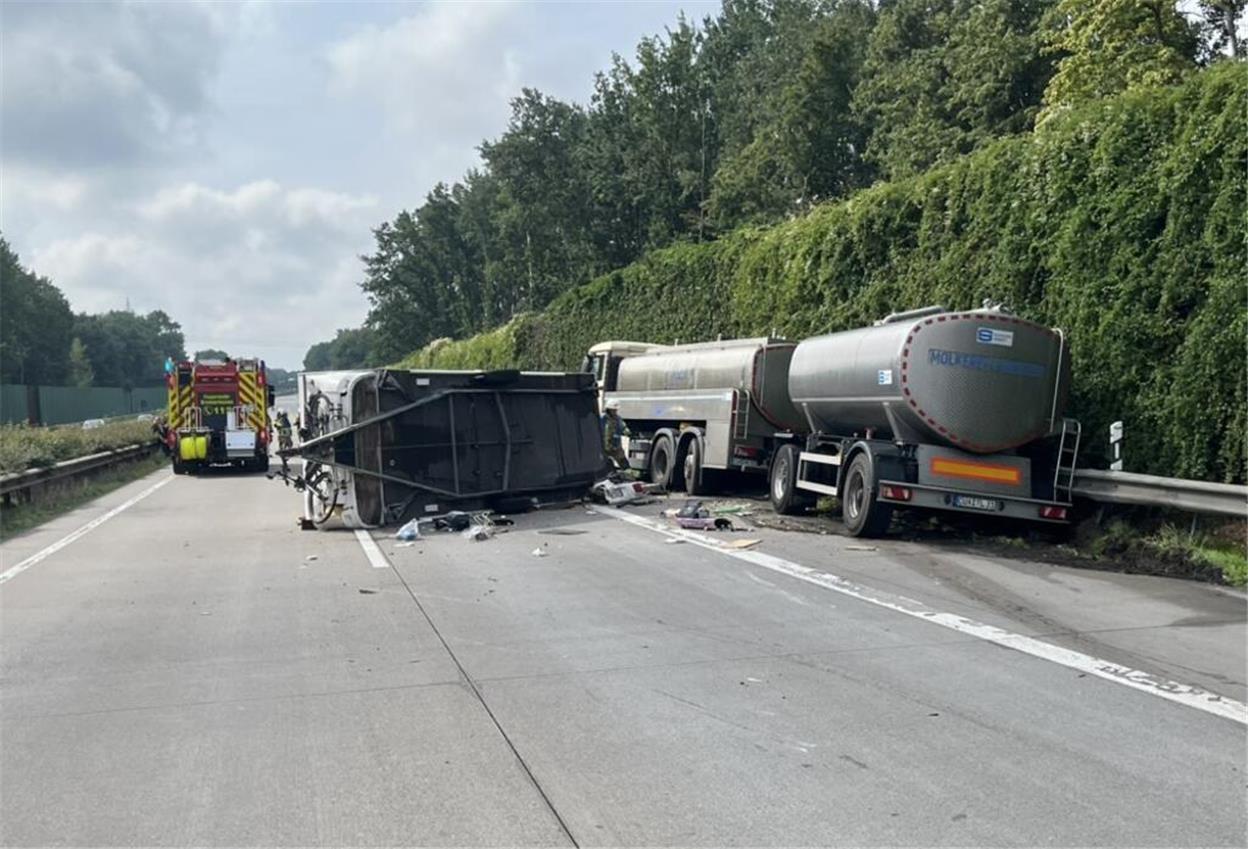 Unfall auf einer Autobahn. 