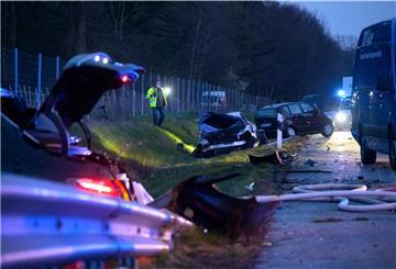 Nach einem Unfall infolge von Straßenglätte haben sich am Montagabend auf der A7 bei Norderstedt (Kreis Segeberg) mehrere Verkehrsunfälle ereignet. Ein Ersthelfer kam ums Leben.