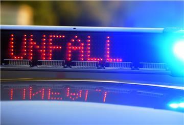 Nach einem Unfall mit einem Auto mussten zwei Motorradfahrer am Dienstag in Bremerhaven ins Krankenhaus gebracht werden.