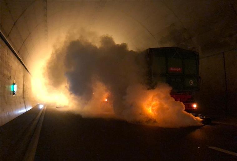 Nach einem Unfall zwischen zwei Fahrzeugen ist im Wesertunnel ein Brand ausgebrochen. So wurde der brennende Lastwagen in der Südröhre simuliert.