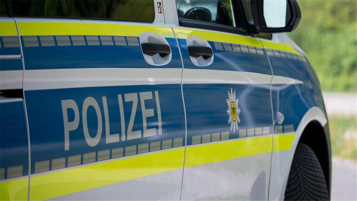 Trio springt in Osterbruch von Brücke - Bahnstrecke gesperrt Einsatzwagen der Bundespolizei