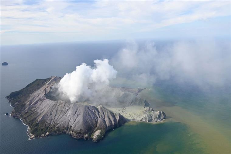Nach einem Vulkanausbruch auf der neuseeländischen Insel White Island suchen die Rettungskräfte nach mehreren Vermissten. 