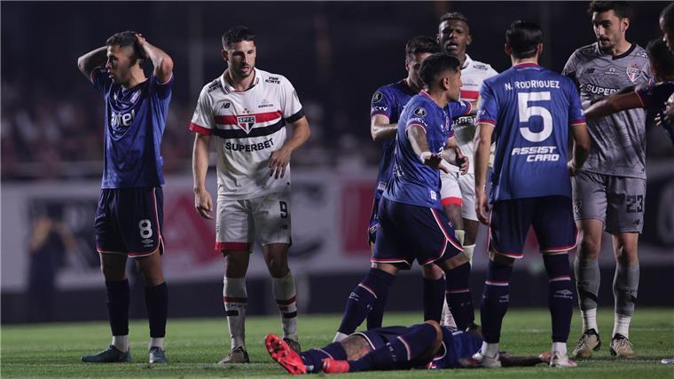 Nach Kollaps im Spiel: Uruguayischer Fußballer Izquierdo tot Nach einem Zusammenbruch bei einem Spiel bei der Copa Libertadores in Brasilien musste er ins Krankenhaus.