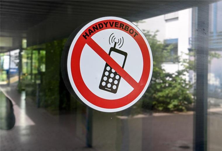 Handyverbot an Schulen? Mehrheit ist dafür Nach einer aktuellen Befragung sprechen sich 66 Prozent der Menschen in Deutschland dafür aus, dass Handys an Schulen definitiv oder eher verboten werden sollten.