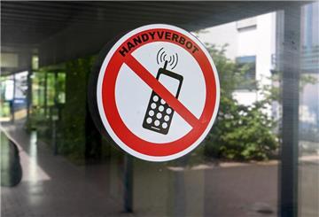 Nach einer aktuellen Befragung sprechen sich 66 Prozent der Menschen in Deutschland dafür aus, dass Handys an Schulen definitiv oder eher verboten werden sollten.