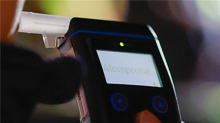 Autofahrerin mit zweieinhalb Promille am Steuer gestoppt Nach einer Chaosfahrt ergibt ein Atemalkoholtest bei einer Autofahrerin einen Wert von mehr als 2,5 Promille. (Symbolbild)