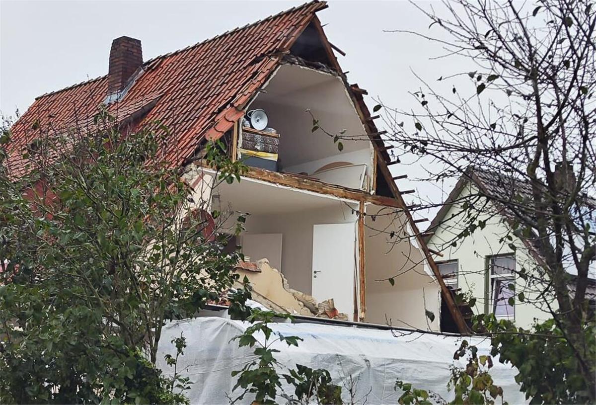 Haus explodiert in Visselhövede Nach einer Explosion in einem Wohnhaus, konnte der Bewohner mit leichten Verletzungen durch die Feuerwehr befreit werden.