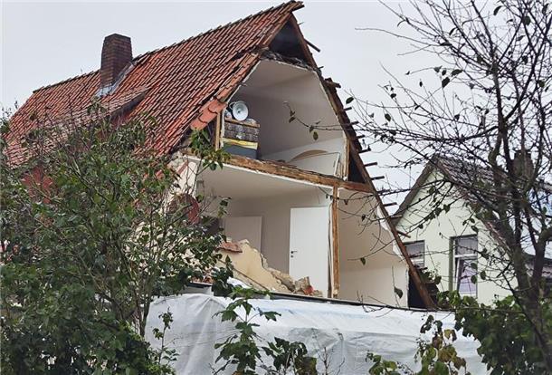 Nach einer Explosion in einem Wohnhaus, konnte der Bewohner mit leichten Verletzungen durch die Feuerwehr befreit werden.