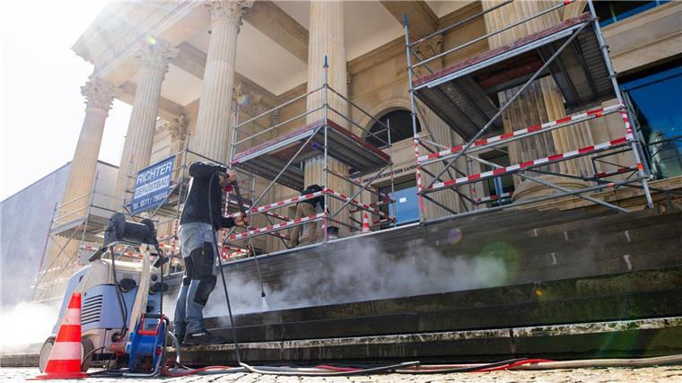 Anklage nach Farbattacke auf Landtag Nach einer Farbattacke auf den niedersächsischen Landtag im September 2024 hat die Staatsanwaltschaft Hannover Anklage gegen einen 24-Jährigen erhoben. (Archivbild)