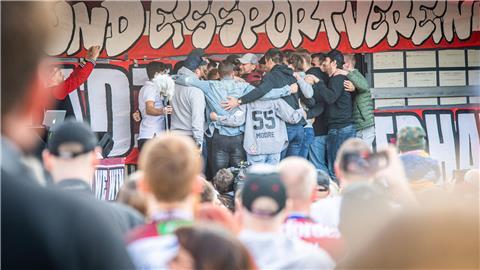 Nach einer langen Saison wollen sich die Pinguins-Spieler mit einer Abschlussfeier von den Fans verabschieden.