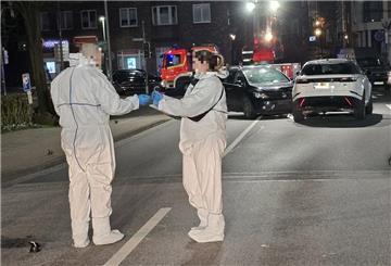  Ein Streifenwagen der Polizei ist mit Blaulicht im Einsatz. 