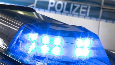 Nach einer rasanten Flucht vor der Polizei sitzen ein Mann und eine Frau in Untersuchungshaft. Die Ermittler werfen ihnen Drogenhandel und andere Straftaten vor. 