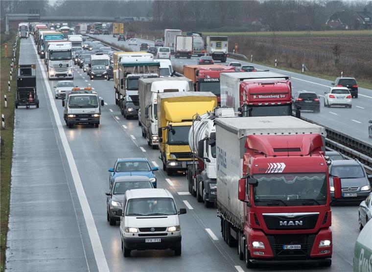 Vollsperrung auf A1: Sprinter fängt nach Reifenpanne Feuer Nach einer Reifenpanne fing ein Sprinter auf der A1 Feuer. Die Autobahn wurde daher voll gesperrt.