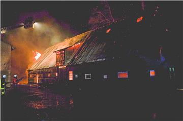 Nach einer Scheune brannte ein nebenstehender leerer Stall in Ohrel  nieder. Die Feuerwehren konnten ein Übergreifen der Flammen auf das Wohnhaus verhindern.