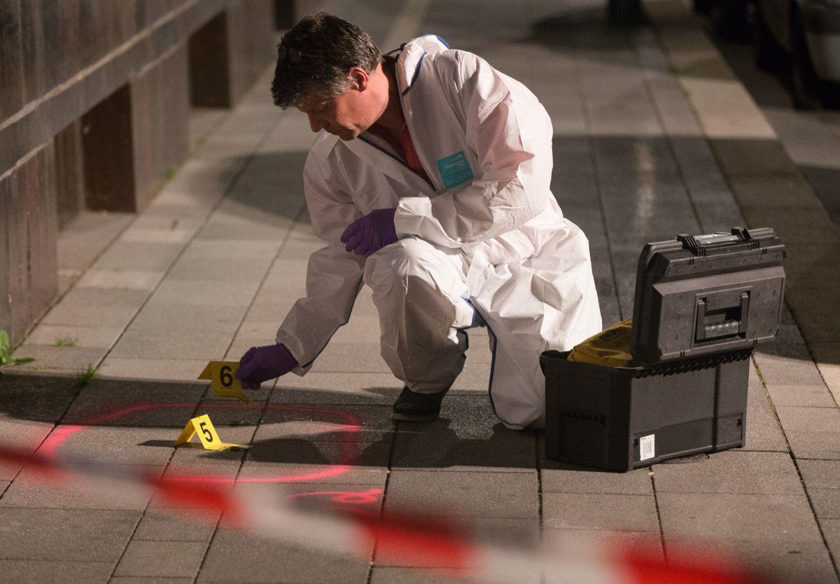 Gelsenkirchen: Täter nach Schießerei noch flüchtig Nach einer Schießerei in der Altstadt von Gelsenkirchen sichert ein Polizist die Spuren.
