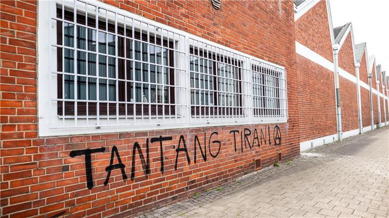 Nach einer Sprüh-Attacke auf das Indonesische Honorarkonsulat in Bremen ermittelt der Staatsschutz der Polizei.
