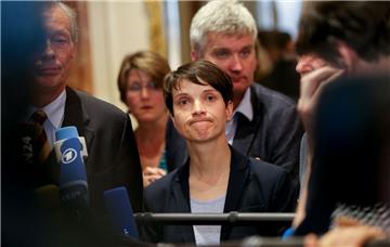 Nach einer Stunde war das Gespräch zwischen der AfD und dem Zentralrat der Muslime beendet: Die AfD-Vorsitzende Frauke Petry und ihre Begleiter verließen am Montag nach knapp einer Stunde den Saal in einem Berliner Hotel. 