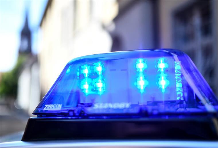 Wohnmobilfahrer rammt geparktes Fahrzeug und flüchtet Blaulicht