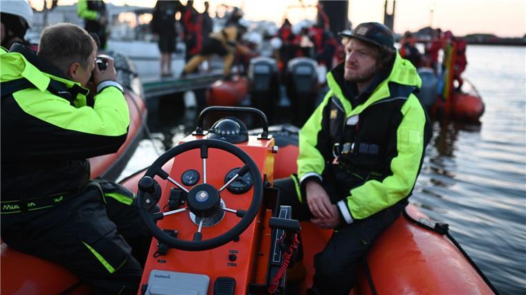 Greenpeace-Protest gegen geplante Erdgasförderung vor Borkum Nach Einschätzungen der deutschen Polizei beteiligten sich 20 bis 25 Demonstranten an dem Protest.