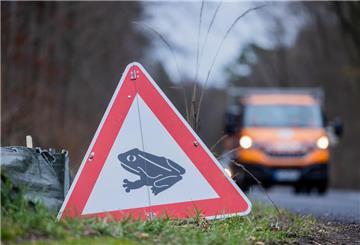Ein Schild weist auf die Krötenwanderung hin.