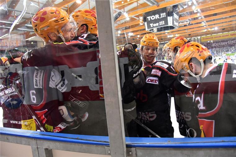 Nach em Sieg gegen Iserlohn herrschte großer Jubel bei den Fischtown Pinguins. Jetzt geht es im Viertelfinale gegen den EHC München weiter.