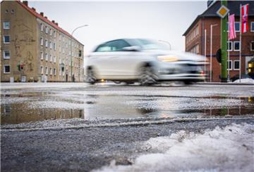 Nach erneutem Schneefall ist es auf den Straßen von Bremerhaven und im Landkreis Cuxhaven glatt geworden.