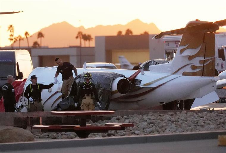 Nach ersten Angaben der Flugaufsichtsbehörde FAA sei ein Privatflugzeug von der Landebahn abgekommen und habe einen anderen Privatjet gerammt. 