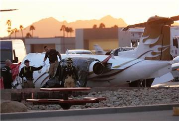 Nach ersten Angaben der Flugaufsichtsbehörde FAA sei ein Privatflugzeug von der Landebahn abgekommen und habe einen anderen Privatjet gerammt. 