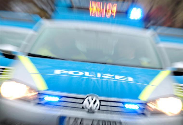 Verkehrsstreit eskaliert: Radfahrer rastet aus und schlägt auf Autofahrerin ein Ein Polizeiwagen fährt zu einem Einsatzort.