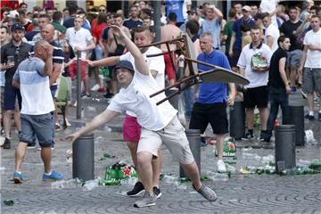 Nach ersten Zusammenstößen mit englischen Fußball-Fans will die Polizei in Marseille bei möglichen Ausschreitungen weiter hart durchgreifen. 