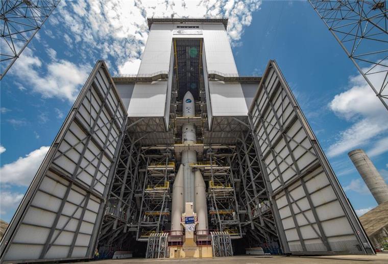 Nach ettlichen Rückschlägen hebt die Ariane 6 endlich ab.