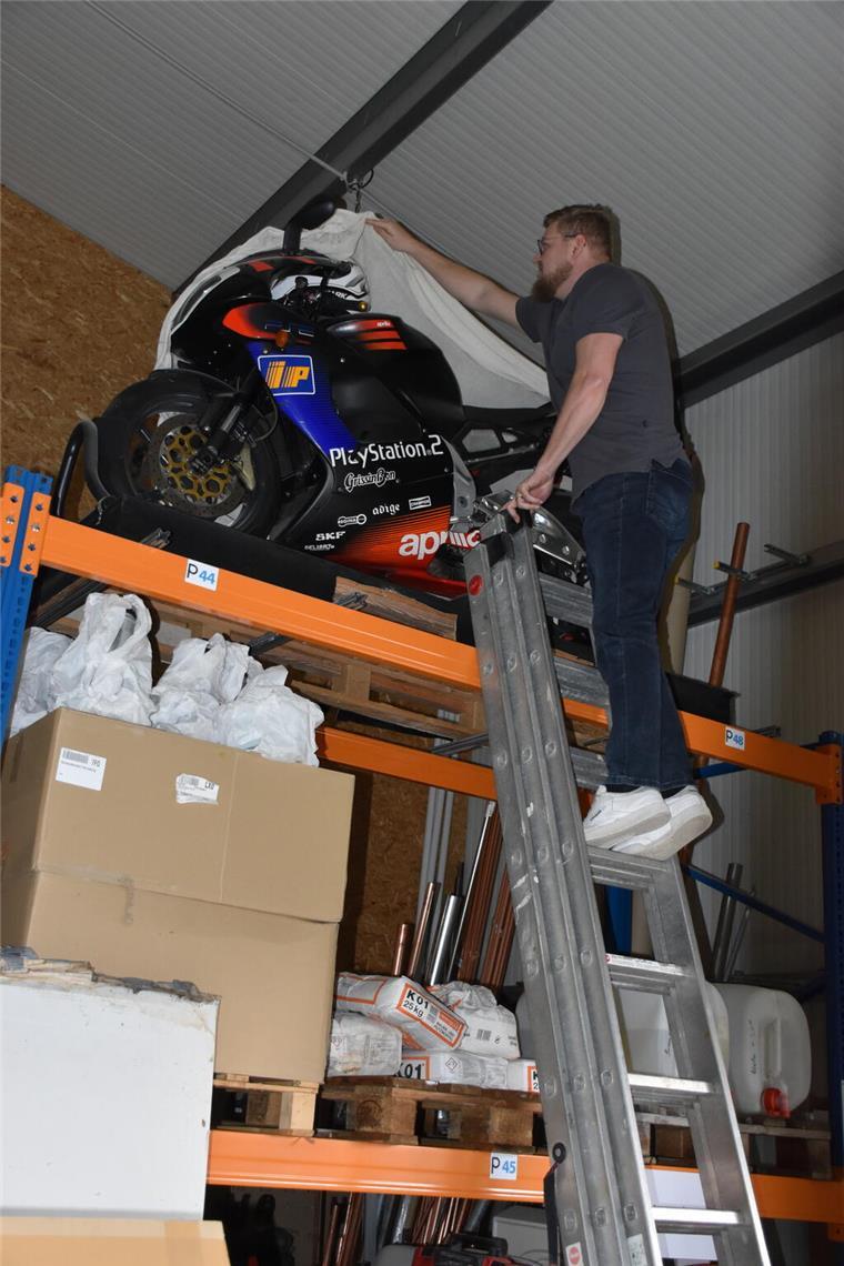 Motorrad im Hochregal