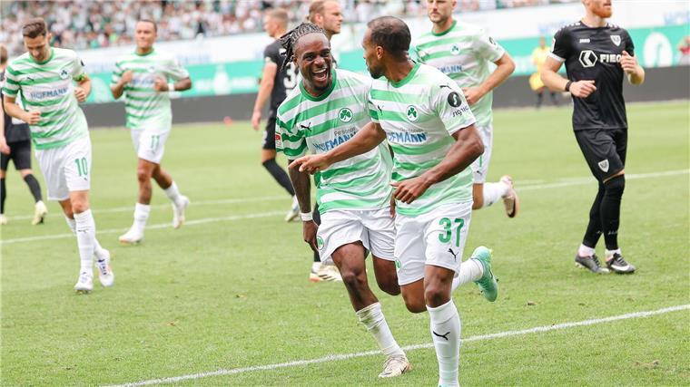 Dominante Fürther verderben Münster das Comeback Nach Foul an Futkeu: Green verwandelt für Fürth den Elfmeter.
