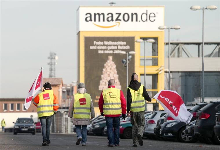 Streik bei Amazon: Diese Standorte sind betroffen Nach Gewerkschaftsangaben hat am Montagmorgen den 17. Dezember 2018 ein mehrtägiger Streik von Mitarbeitern beim Versandhändler Amazon in Leipzig begonnen. Laut einem Sprecher der Gewerkschaft Verdi besteht deshalb die Gefahr, dass Weihnachtsgeschenke nicht rechtzeitig bei den Kunden ankommen. händler Amazon in Leipzig begonnen. Laut einem Sprecher der Gewerkschaft Verdi besteht deshalb die Gefahr, dass Weihnachtsgeschenke nicht rechtzeitig bei den Kunden ankommen.