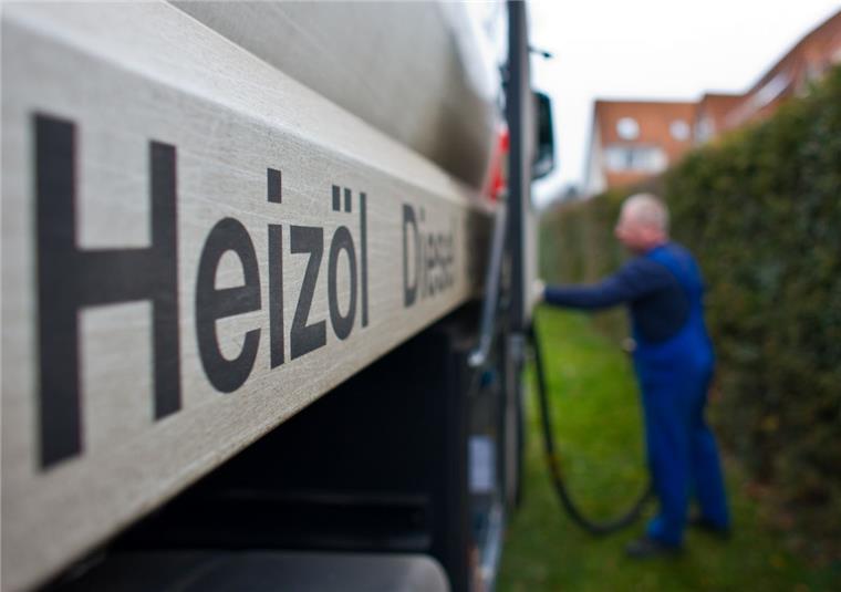 Preise für Heizöl sind im Keller Nach heftigen Preissprüngen in der Vergangenheit ist der Preis für Heizöl zurzeit so niedrig wie seit sechs Jahren nicht mehr. Überstunden müssen die Fahrer der Heizölhändler zwar nicht machen, aber die Öllieferungen können nicht von heute auf morgen abgewickelt werden. Foto Pleul
